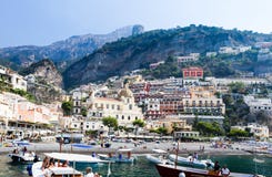 Toeristenschepen in visitfamous en schilderachtige haven in Positano Stock Afbeelding Toeristenschepen in visitfamous en schilderachtige haven in Positano Stock Afbeelding