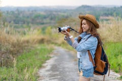 Toeristenvrouw die foto met haar camera in aard nemen royalty-vrije stock fotografie Toeristenvrouw die foto met haar camera in aard nemen royalty-vrije stock fotografie