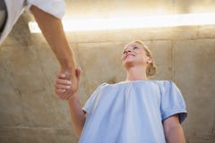 Toevallige het bedrijfsvrouw schudden handen met iemand royalty-vrije stock afbeeldingen Toevallige het bedrijfsvrouw schudden handen met iemand royalty-vrije stock afbeeldingen