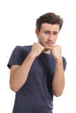 Toevallige jonge mens klaar om het verdedigen met omhoog vuist te bestrijden stock foto Toevallige jonge mens klaar om het verdedigen met omhoog vuist te bestrijden stock foto
