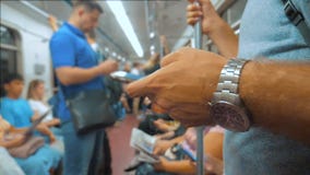 Toevallige mensenlezing van het mobiele scherm van telefoonsmartphone terwijl blikken de navigator die op metro in de metro reize stock footage Toevallige mensenlezing van het mobiele scherm van telefoonsmartphone terwijl blikken de navigator die op metro in de metro reize stock footage