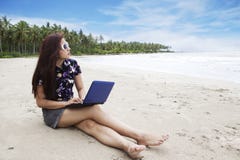 Toevallige onderneemster die aan het strand werkt stock fotografie Toevallige onderneemster die aan het strand werkt stock fotografie
