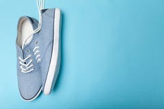 Toevallige tennisschoenen op blauwe achtergrond, exemplaarruimte voor tekst royalty-vrije stock afbeelding Toevallige tennisschoenen op blauwe achtergrond, exemplaarruimte voor tekst royalty-vrije stock afbeelding