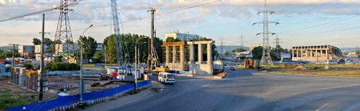 Togliatti, regione della samara, Russia - 1° luglio 2019: Vista panoramica di mattina del bivio in costruzione immagine stock Togliatti, regione della samara, Russia - 1° luglio 2019: Vista panoramica di mattina del bivio in costruzione immagine stock
