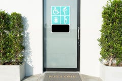 Toiletdeur met teken van gehandicapten, bejaarden, zwangere woma royalty-vrije stock fotografie Toiletdeur met teken van gehandicapten, bejaarden, zwangere woma royalty-vrije stock fotografie
