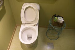 Toilette del bagno dell'ufficio fotografia stock libera da diritti Toilette del bagno dell'ufficio fotografia stock libera da diritti