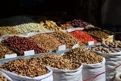 Tokigt och torkat - frukt, kinesisk mat, Xinjiang Uyghur läckerheter på den Kashgar nattmarknaden arkivbild Tokigt och torkat - frukt, kinesisk mat, Xinjiang Uyghur läckerheter på den Kashgar nattmarknaden arkivbild
