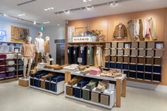 TOKIO JAPONIA, LUTY, - 5, 2019: Tokio Ginza terenu GAP sklepu wnętrze Japonia zdjęcia stock TOKIO JAPONIA, LUTY, - 5, 2019: Tokio Ginza terenu GAP sklepu wnętrze Japonia zdjęcia stock