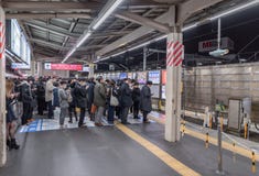 TOKIO JAPONIA, LUTY, - 5, 2019: Tokio metra przerwa z Wiele ludźmi Ich Czeka pociąg obrazy stock TOKIO JAPONIA, LUTY, - 5, 2019: Tokio metra przerwa z Wiele ludźmi Ich Czeka pociąg obrazy stock