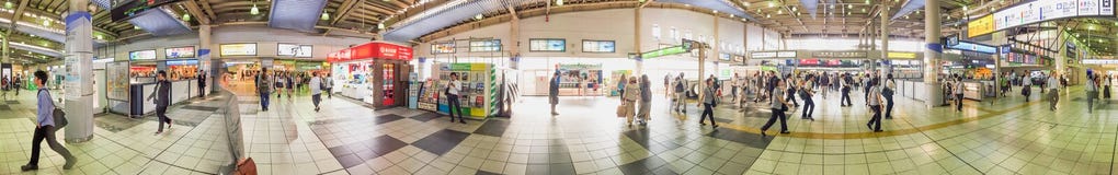 TOKIO, MAJ - 23, 2016: Turyści przy Shinagawa stacją Tokio attra zdjęcie stock TOKIO, MAJ - 23, 2016: Turyści przy Shinagawa stacją Tokio attra zdjęcie stock