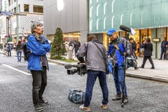 Tokyo, Japan, 04/08/2017 De televisie schiet een rapport over de voetstraat van Ginza stock fotografie Tokyo, Japan, 04/08/2017 De televisie schiet een rapport over de voetstraat van Ginza stock fotografie