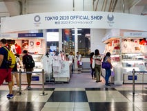 Tokyo, Japan - 2. Januar 2016: Käufer geht aus einem Speicher paralympic Spiele Tokyos 2020 in Ginza, Tokyo heraus stockfotografie Tokyo, Japan - 2. Januar 2016: Käufer geht aus einem Speicher paralympic Spiele Tokyos 2020 in Ginza, Tokyo heraus stockfotografie