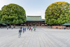 TOKYO, JAPAN - OCTOBER 07, 2015: Entrance to Imperial Meiji Shrine located in Shibuya, Tokyo shrine that is dedicated to the deifi royalty free stock photography TOKYO, JAPAN - OCTOBER 07, 2015: Entrance to Imperial Meiji Shrine located in Shibuya, Tokyo shrine that is dedicated to the deifi royalty free stock photography