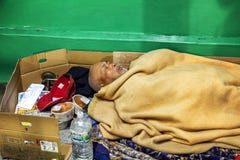 Tokyo, Japon, 04/08/2017 Sommeil sans abri sur la rue dans la ville de nuit photo stock Tokyo, Japon, 04/08/2017 Sommeil sans abri sur la rue dans la ville de nuit photo stock