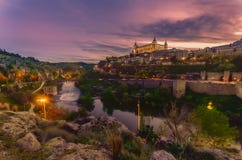Toledo увиденный от другой стороны Рекы Tagus на заходе солнца с zar de Toledo ¡ Alcà загорелся стоковые изображения rf Toledo увиденный от другой стороны Рекы Tagus на заходе солнца с zar de Toledo ¡ Alcà загорелся стоковые изображения rf