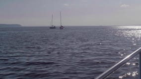 TOLIATTI, RUSSIE Vers en juillet 2017 Le yacht blanc avec des personnes là-dessus navigue dans l'eau de la rivière banque de vidéos TOLIATTI, RUSSIE Vers en juillet 2017 Le yacht blanc avec des personnes là-dessus navigue dans l'eau de la rivière banque de vidéos