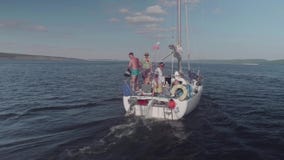 TOLIATTI, RUSSIE Vers en juillet 2017 Le yacht blanc avec des personnes là-dessus navigue en rivière banque de vidéos TOLIATTI, RUSSIE Vers en juillet 2017 Le yacht blanc avec des personnes là-dessus navigue en rivière banque de vidéos
