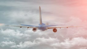 tolkning 3D av ett kommersiellt flygplan p? flyg ?ver molnen vektor illustrationer tolkning 3D av ett kommersiellt flygplan p? flyg ?ver molnen vektor illustrationer