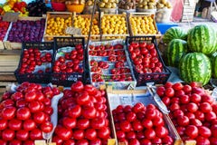 TOLYATTI, РОССИЯ, 18-ОЕ ИЮЛЯ 2018: Счетчик магазина фрукта и овоща улицы с клетями стоковое фото rf TOLYATTI, РОССИЯ, 18-ОЕ ИЮЛЯ 2018: Счетчик магазина фрукта и овоща улицы с клетями стоковое фото rf