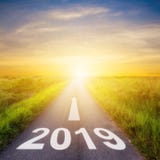 Tom asfaltväg och begrepp 2019 för nytt år Körning på en empt arkivfoto Tom asfaltväg och begrepp 2019 för nytt år Körning på en empt arkivfoto