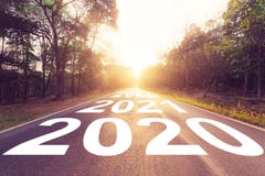 Tom asfaltv?g och begrepp 2020 f?r nytt ?r K?rning p? en tom v?g till m?l 2020 royaltyfri fotografi Tom asfaltv?g och begrepp 2020 f?r nytt ?r K?rning p? en tom v?g till m?l 2020 royaltyfri fotografi