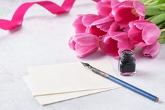 Tom lista av papper, rosa tulpanfärgpulver och pennan kopiera avstånd fotografering för bildbyråer Tom lista av papper, rosa tulpanfärgpulver och pennan kopiera avstånd fotografering för bildbyråer