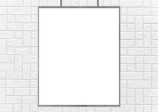Tom metallaffischtavla som isoleras på betongväggen arkivbild Tom metallaffischtavla som isoleras på betongväggen arkivbild