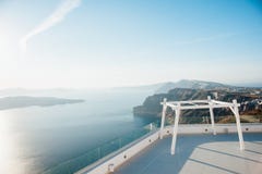 Tom vitbåge för bröllopceremonin på ön av Santorini med en sikt av det blåa havet, himmel, öar fotografering för bildbyråer Tom vitbåge för bröllopceremonin på ön av Santorini med en sikt av det blåa havet, himmel, öar fotografering för bildbyråer