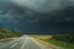 Tom väg och stormhimmel Fotografering för Bildbyråer Tom väg och stormhimmel Fotografering för Bildbyråer