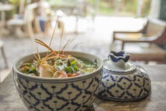 Tom Yam Kung, soupe épicée à Tom yum avec la nourriture thaïlandaise délicieuse de crevette Photographie stock libre de droits Tom Yam Kung, soupe épicée à Tom yum avec la nourriture thaïlandaise délicieuse de crevette Photographie stock libre de droits
