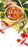 Tom Yum Goong tailand?s o sopa picante de tom yum con los camarones de las gambas imagenes de archivo Tom Yum Goong tailand?s o sopa picante de tom yum con los camarones de las gambas imagenes de archivo