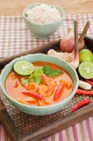 Tom Yum Goong Thai Cuisine, Garnalensoep met citroengras. stock afbeeldingen Tom Yum Goong Thai Cuisine, Garnalensoep met citroengras. stock afbeeldingen
