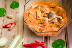 Tom Yum Goong é os pratos tailandeses que sejam feitos como a sopa Cheiro da erva fotografia de stock royalty free Tom Yum Goong é os pratos tailandeses que sejam feitos como a sopa Cheiro da erva fotografia de stock royalty free