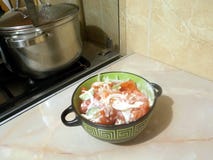 Tomaat, komkommer, verse uisalade met mayonaise stock foto Tomaat, komkommer, verse uisalade met mayonaise stock foto