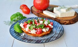 Tomatbruschettas med getost och basilika på plattan Royaltyfria Foton Tomatbruschettas med getost och basilika på plattan Royaltyfria Foton