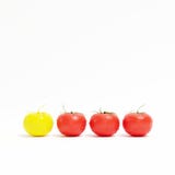 Tomate jaune lumineuse exceptionnelle parmi les tomates rouges avec la gouttelette d'eau sur le fond blanc illustration de vecteur Tomate jaune lumineuse exceptionnelle parmi les tomates rouges avec la gouttelette d'eau sur le fond blanc illustration de vecteur