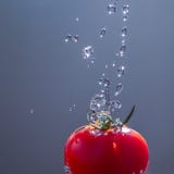 Tomate rouge dans des baisses de l'eau images libres de droits Tomate rouge dans des baisses de l'eau images libres de droits
