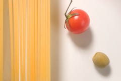 Tomate y aceituna sin procesar del espagueti imágenes de archivo libres de regalías Tomate y aceituna sin procesar del espagueti imágenes de archivo libres de regalías