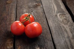 Tomaten, ein B?ndel rote reife Tomaten auf einem h?lzernen Hintergrund lizenzfreies stockfoto Tomaten, ein B?ndel rote reife Tomaten auf einem h?lzernen Hintergrund lizenzfreies stockfoto