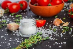 Tomaten in einem Teller auf einem schwarzen Hintergrund stockfoto Tomaten in einem Teller auf einem schwarzen Hintergrund stockfoto