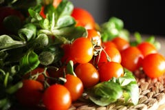Tomaten en basilicum royalty-vrije stock afbeeldingen Tomaten en basilicum royalty-vrije stock afbeeldingen