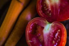 Tomaten en wortelen, heldere kleuren en verschillende tonaliteit van rode en oranje kleuren royalty-vrije stock foto Tomaten en wortelen, heldere kleuren en verschillende tonaliteit van rode en oranje kleuren royalty-vrije stock foto