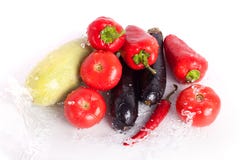 Tomaten, rode paprika's, roodgloeiende Spaanse peperspeper, violette aubergines, groene courgette in dalingen van water stock afbeeldingen Tomaten, rode paprika's, roodgloeiende Spaanse peperspeper, violette aubergines, groene courgette in dalingen van water stock afbeeldingen