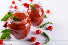 Tomatensaus, ketchup in glaskruik en ingrediënten stock afbeelding Tomatensaus, ketchup in glaskruik en ingrediënten stock afbeelding