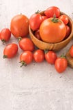 Tomates-cerises jaunes et rouges fraîches dans un panier sur un panneau de ciment, fin, l'espace de copie, vue supérieure photo stock Tomates-cerises jaunes et rouges fraîches dans un panier sur un panneau de ciment, fin, l'espace de copie, vue supérieure photo stock
