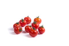 Tomates-cerises sur la surface blanche photos libres de droits Tomates-cerises sur la surface blanche photos libres de droits