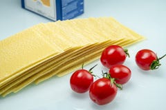 Tomates con lasa?as sobre el vidrio reflexivo blanco foto de archivo libre de regalías Tomates con lasa?as sobre el vidrio reflexivo blanco foto de archivo libre de regalías