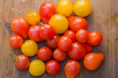Tomates de cereza orgánicos rojos y amarillos sanos imagen de archivo Tomates de cereza orgánicos rojos y amarillos sanos imagen de archivo