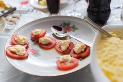 Tomates del queso Tabla casera, la demanda para los tomates Tomates rellenos con queso y albahaca imágenes de archivo libres de regalías Tomates del queso Tabla casera, la demanda para los tomates Tomates rellenos con queso y albahaca imágenes de archivo libres de regalías