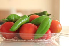 Tomates et poivrons organiques fraîchement sélectionnés d'Anaheim Images stock Tomates et poivrons organiques fraîchement sélectionnés d'Anaheim Images stock
